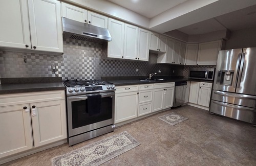 Mississauga House | 3-Bedrooms House in Mississauga with WiFi, AC, Parking. Main floor