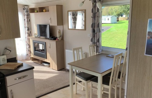 Balminnoch Apartment | 3 Bedrooms Loch Views Heated Pool Close To Beaches
