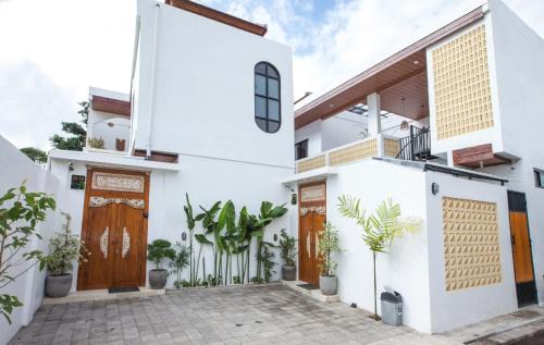 Bukit Villa | 3 Bedrooms Private Villa & Pool Near GWK-ER House