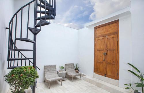 Bukit Villa | 3 Bedrooms Private Villa & Pool Near GWK-ER House