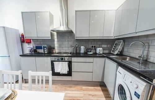 Golborne Apartment | 3 Beds /3 Baths Close to Portobello Road