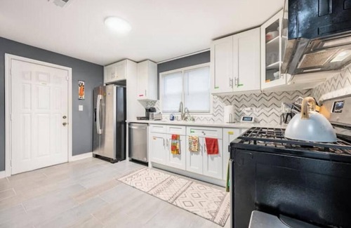Chicago Apartment | 3 beds Summer Escape in Humboldt Park
