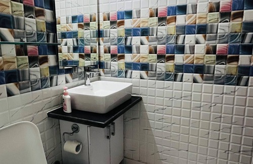 Vasant Kunj Apartment | 3-BHK apartment in New Delhi with WiFi, AC at a 15 min distance from IGI Airport