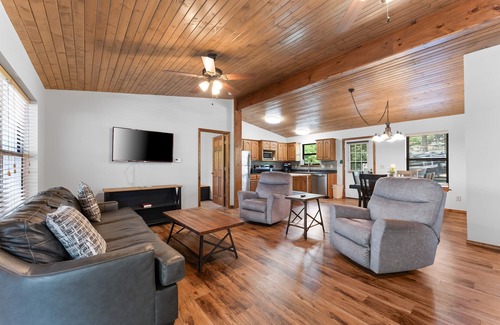 Kimberling City Cabin | 3 BR 2 BA Cabin w/Pool + Swim & Boat dock