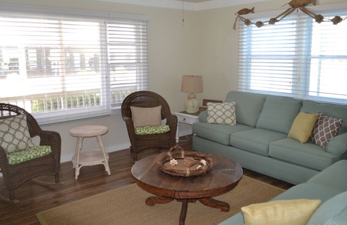 North Ocean City Condo | 3 BR 2 BA Ocean Side Lg Deck, Free Wifi & Linens, Coastal Cute