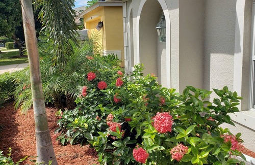 Colonial Oaks House | 3 BR, 2 Bath W/Community Pool & Exercise Rm Located In A Quiet Gated Community