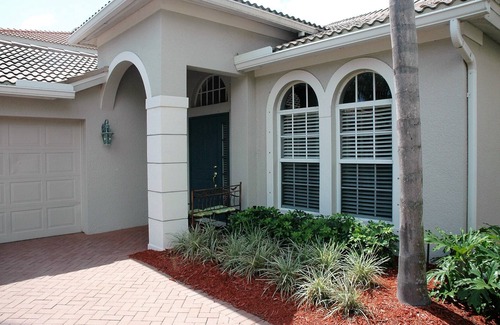Colonial Oaks House | 3 BR, 2 Bath W/Community Pool & Exercise Rm Located In A Quiet Gated Community