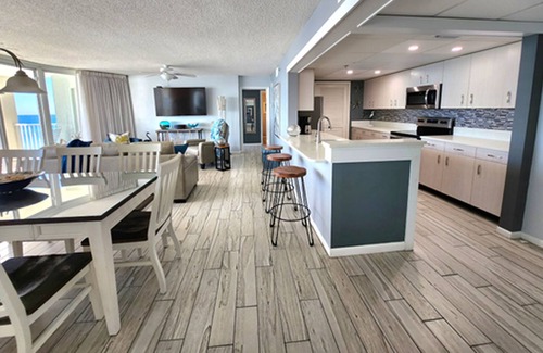 Long Beach Condo | 3 BR/3BA Updated End Condo w/2 Balconies! Comp Beach Chairs/Umbrella Seasonal
