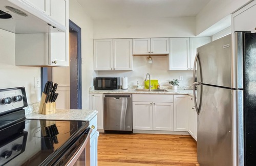 Des Moines Apartment | 3 BR for 9 Guests -Large Beautiful 3 Story Duplex