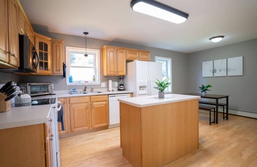 Jeffersonville House | 3 BR House: 10 min to Smugglers' Notch w/Private Hot Tub