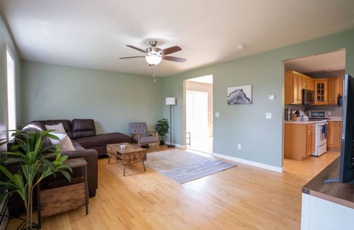 Jeffersonville House | 3 BR House: 10 min to Smugglers' Notch w/Private Hot Tub