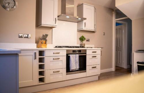 Bloxwich House | 3 BR House BHX HS2 Contractor Solihull FREE Parking