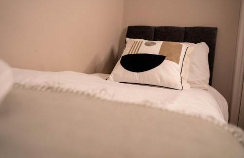 Bloxwich House | 3 BR House BHX HS2 Contractor Solihull FREE Parking