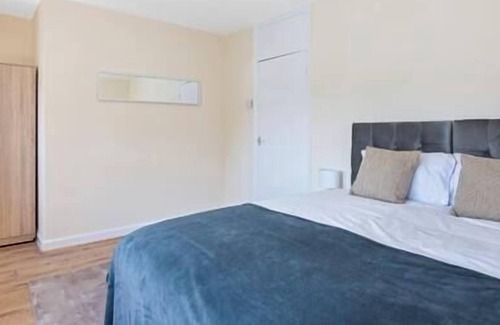 Turkey Street Apartment | 3-BR House with Large Garden Ideal for Comfort & Contractors