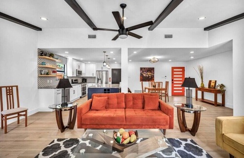 Southampton House | 3 BR, King Beds, Free Parking - Sunset Serenity
