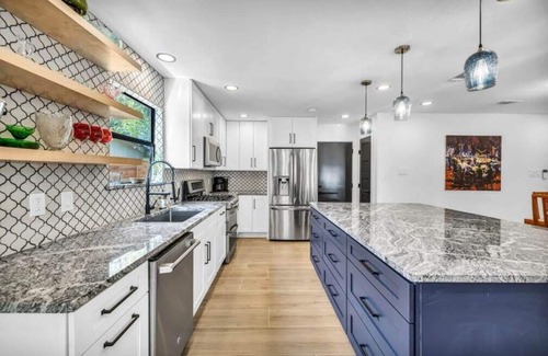 Southampton House | 3 BR, King Beds, Free Parking - Sunset Serenity