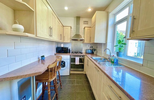 Hammersmith and Fulham Apartment | 3-BR Maisonette w/Private Rooftop Terrace & FREE WiFi in Central Hammersmith