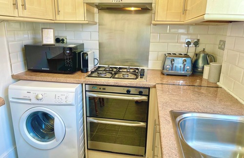 Hammersmith and Fulham Apartment | 3-BR Maisonette w/Private Rooftop Terrace & FREE WiFi in Central Hammersmith
