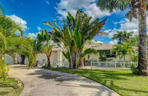 Trailer Estates House | 3 BR -RESORT LIKE VILLA MINS FROM SIESTA KEY- POOL & HOTTUB