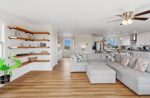 Wimble Shores House | 3 br Tiki Bar, Dogs, Fenced Yard