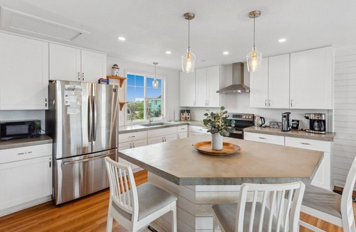 Wimble Shores House | 3 br Tiki Bar, Dogs, Fenced Yard