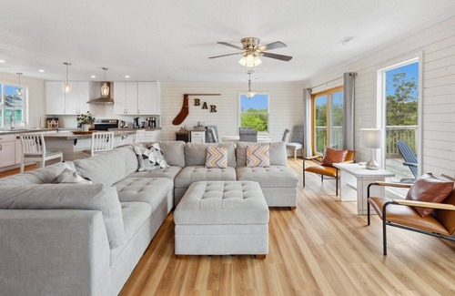 Wimble Shores House | 3 br Tiki Bar, Dogs, Fenced Yard