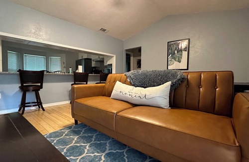 Gainesville House | 3 BR updated home near UF, hospitals, & I-75