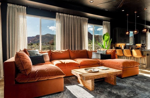 Kanab Villa | 3 br Villa in Kanab with Game Room, Hot Tub, Dinosaurs & VIEWS!