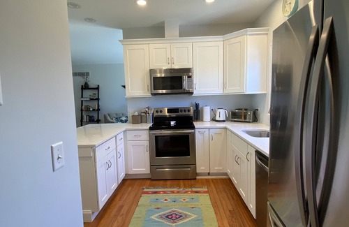 Easton's Point House | 3 BR -Walk to the beaches & Cliff walk. Quiet tree lined neighborhood!