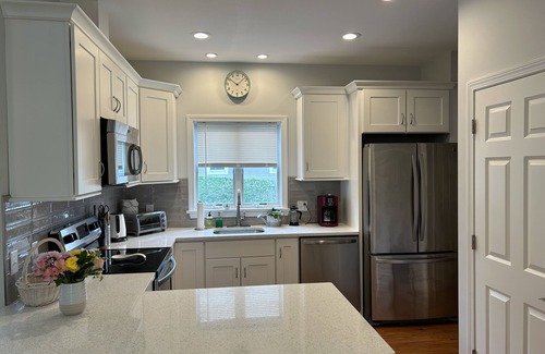 Easton's Point House | 3 BR -Walk to the beaches & Cliff walk. Quiet tree lined neighborhood!