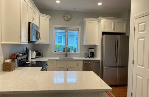 Easton's Point House | 3 BR -Walk to the beaches & Cliff walk. Quiet tree lined neighborhood!