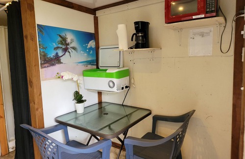 Fern Forest Cabin | #3 cabin - private space in volcano with TV, Microwave and indoor bathroom