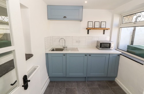 Llandwrog Cottage | 3 CAE'R LLWYN COTTAGES, pet friendly, with open fire in Dinas Dinlle