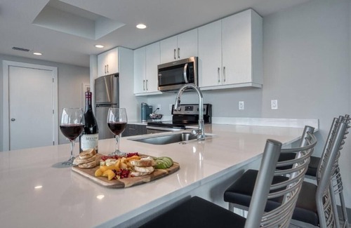 Treasure Island Hotel | 3 Charming Suites Close to the Beach! Free Parking, Outdoor Pool Dock Nearby!