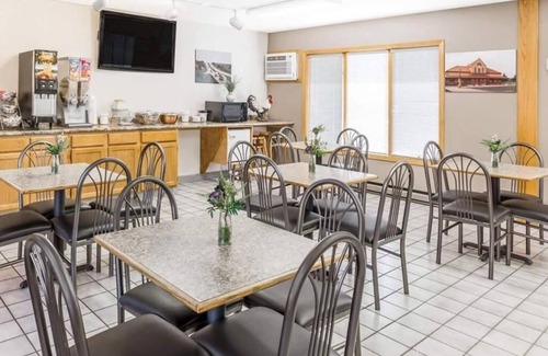 Atlantic Hotel | 3 Comfortable Rooms Near Iowa Western College w/Complimentary Breakfast