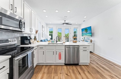Jacksonville Beach House | 3 EnSuite Bedrms, Sunrise View, Bikes,BBQ, Firepit