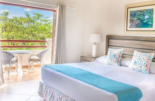 Maynards House | 3 Garden View Suites! Close to Heywood Beach and Orange Hill Playing Fields!