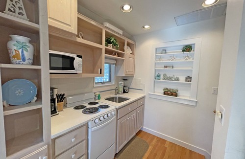Seaside Cottage | 3 Houses to Beach in Seaside, One Block to Town, Shops, Restaurants + 2 Bikes