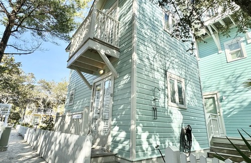 Seaside Cottage | 3 Houses to Beach in Seaside, One Block to Town, Shops, Restaurants + 2 Bikes