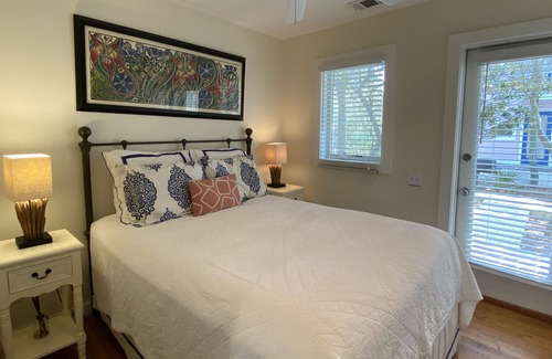 Seaside House | 3 HOUSES TO BEACH & 1 BLOCK TO TOWN IN SEASIDE! Better Days Guest Cottage