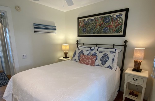 Seaside House | 3 HOUSES TO BEACH & 1 BLOCK TO TOWN IN SEASIDE! Better Days Guest Cottage