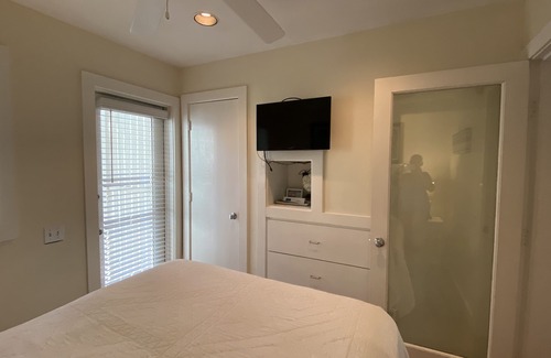 Seaside House | 3 HOUSES TO BEACH & 1 BLOCK TO TOWN IN SEASIDE! Better Days Guest Cottage
