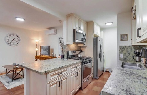 Central Mission Beach House | 3 Houses to Beach * 2 Fenced Yards * AC * Dogs ok