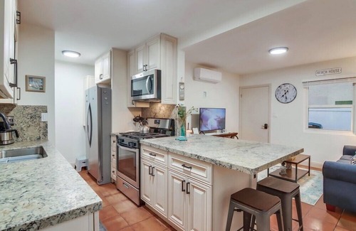 Central Mission Beach House | 3 Houses to Beach * 2 Fenced Yards * AC * Dogs ok