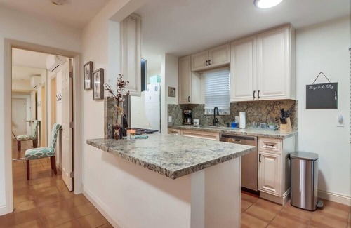 Central Mission Beach House | 3 Houses to Beach * 2 Fenced Yards * AC * Dogs ok