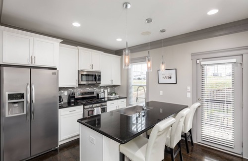 Edgehill House | 3 King Bedrooms each with private bath, Beautiful Townhouse Minutes to Downtown