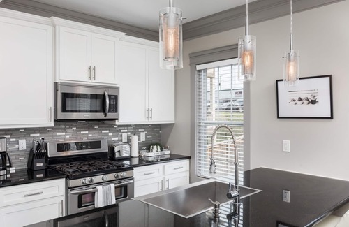Edgehill House | 3 King Bedrooms each with private bath, Beautiful Townhouse Minutes to Downtown