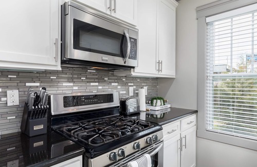 Edgehill House | 3 King Bedrooms each with private bath, Beautiful Townhouse Minutes to Downtown