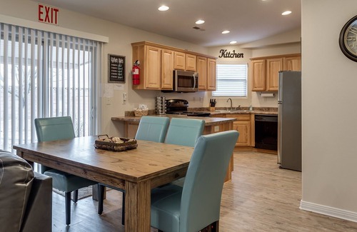 La Verkin House | 3 King Beds. Fast WiFi Cable TV PingPong, AirHockey, foosball, Backyard SwingSet