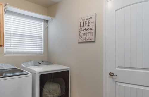 La Verkin House | 3 King Beds. Fast WiFi Cable TV PingPong, AirHockey, foosball, Backyard SwingSet